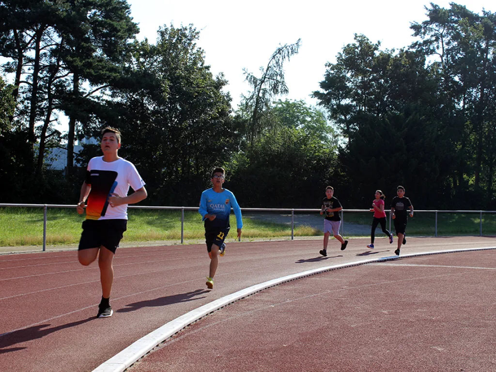 Läufer sprinten in der Kurve.